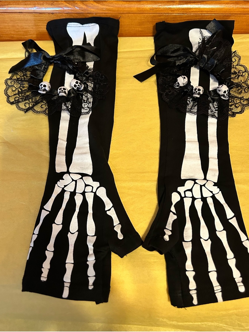 Skeleton Adult Gloves and skull lace bracelet set.